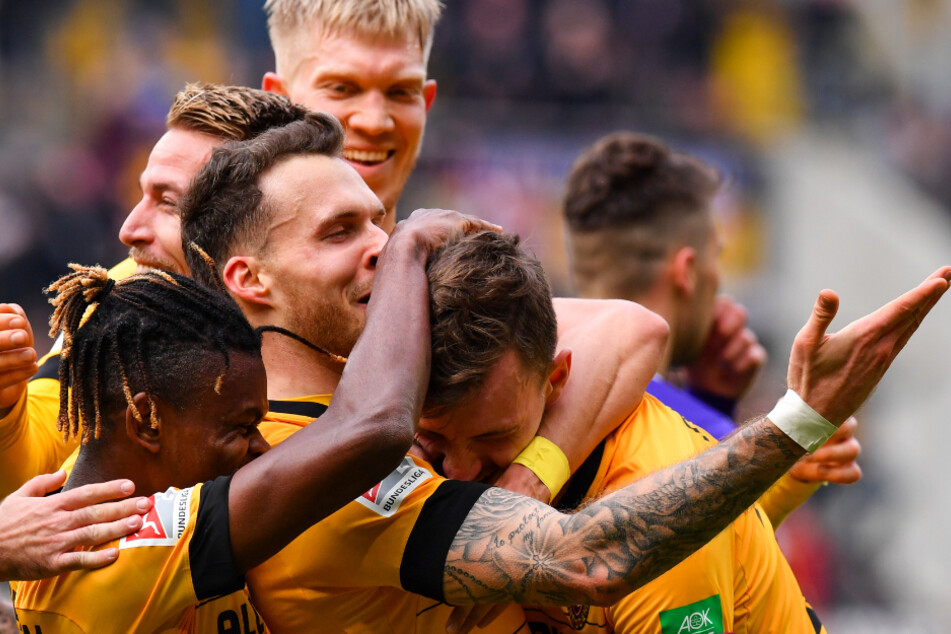 Gemeinschaftlicher Torjubel. Dynamos Patrick Schmidt (Mitte) mit Siegergeste nach seinem Doppelpack.