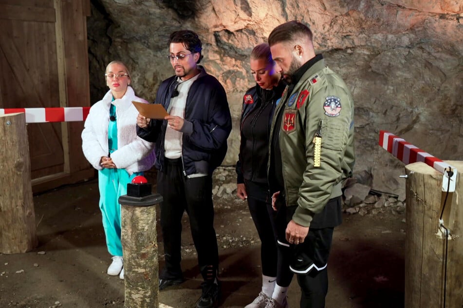 Damit muss das Ehepaar gegen Emmy Russ (26, l.) und Samuel Sohebi (35, 2.v.l.) in der Exit-Challenge antreten.