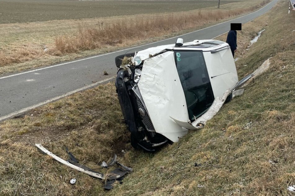 Ford-Fahrer überschlägt sich und flüchtet danach per Anhalter