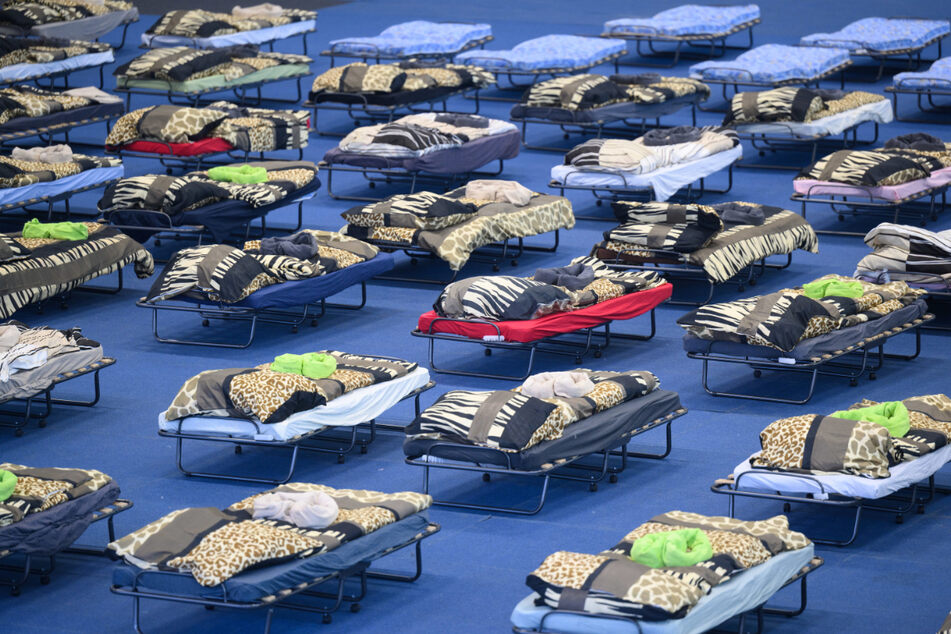 Not-Betten in der Turnhalle des Tschirnhaus-Gymnasiums in Dresden. Im ganzen Land errichtet man jetzt Unterkünfte für Geflüchtete aus der Ukraine.