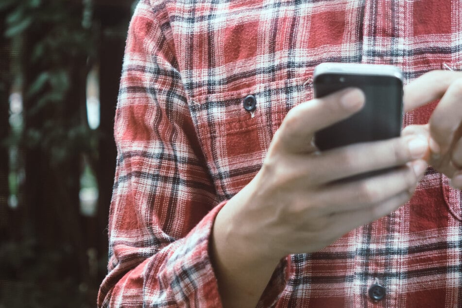 Nachdem er sein Handy vergaß: 52-Jähriger wendet sich an die Polizei und landet plötzlich hinter Gittern
