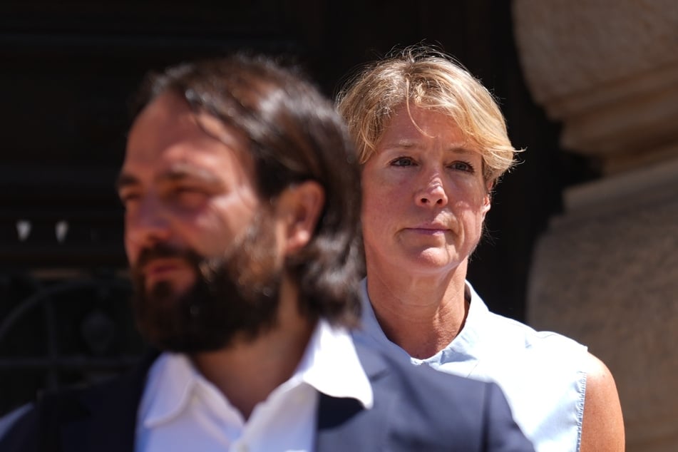 Christina Block (53) mit ihrem Anwalt Ingo Bott (43). Der Steakhouse-Erbin wird vorgeworfen, die Entführung ihrer beiden jüngsten Kinder in Auftrag gegeben zu haben.