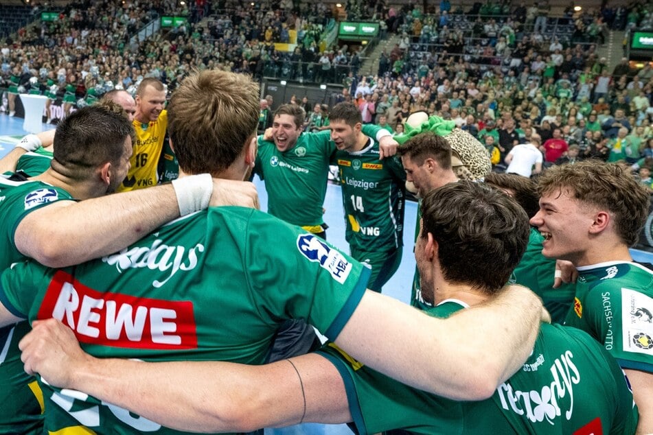 Nach dem Abpfiff feierte das Team gemeinsam den ersten Liga-Sieg der Saison!