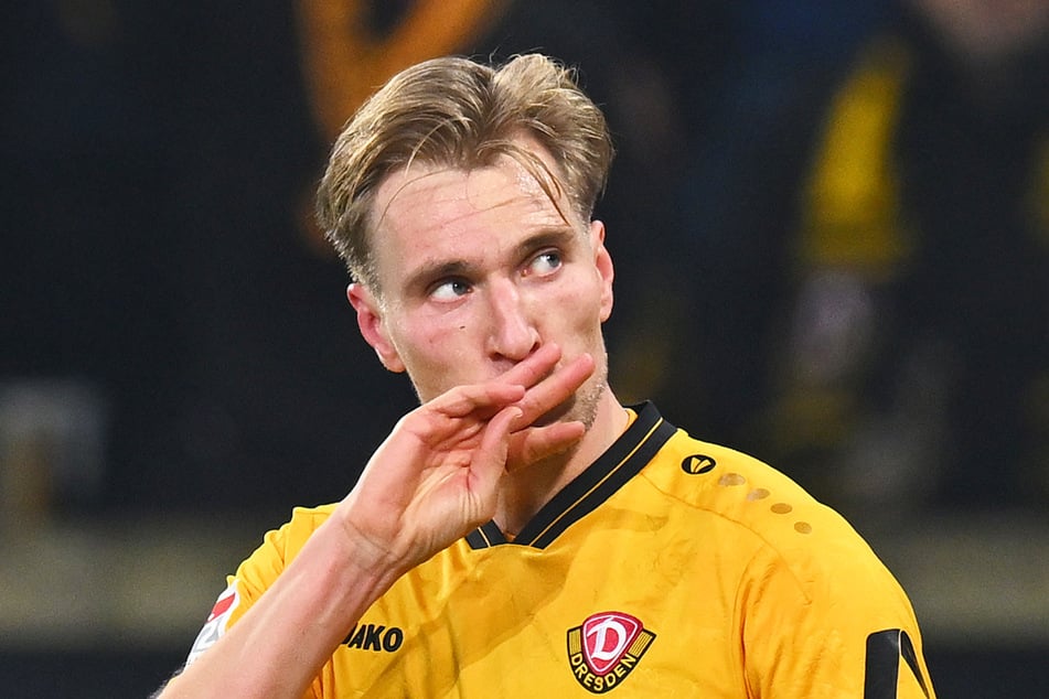 Der Niederländer streckte erst drei Finger in die Luft und küsste diese dann.