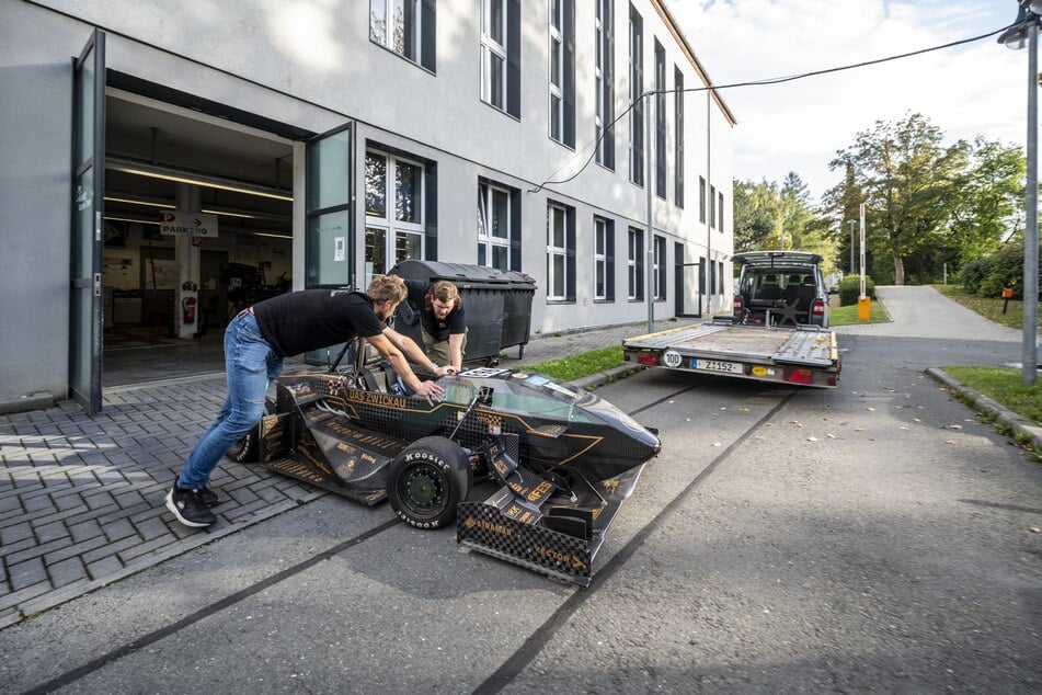 "Erich" - das 190 Kilo schwere Siegerauto wird aus der Werkstatthalle geschoben.