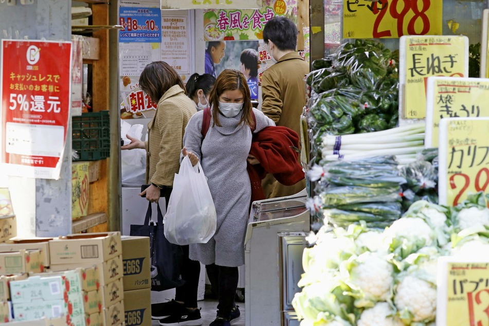 Menschen kaufen in einem Supermarkt in der Gegend von Shinjuku/Japan Lebensmittel ein. (Archivbild)
