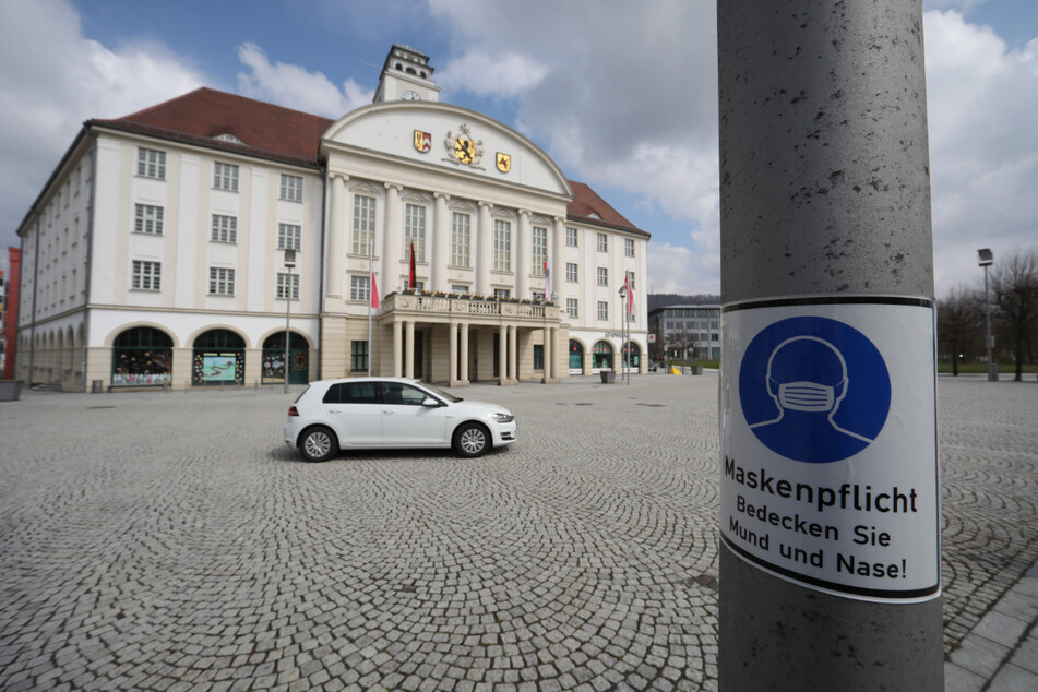 Blick auf das Rathaus in Sonneberg. Der Landkreis hat im bundesweiten Vergleich die höchste Inzidenz.