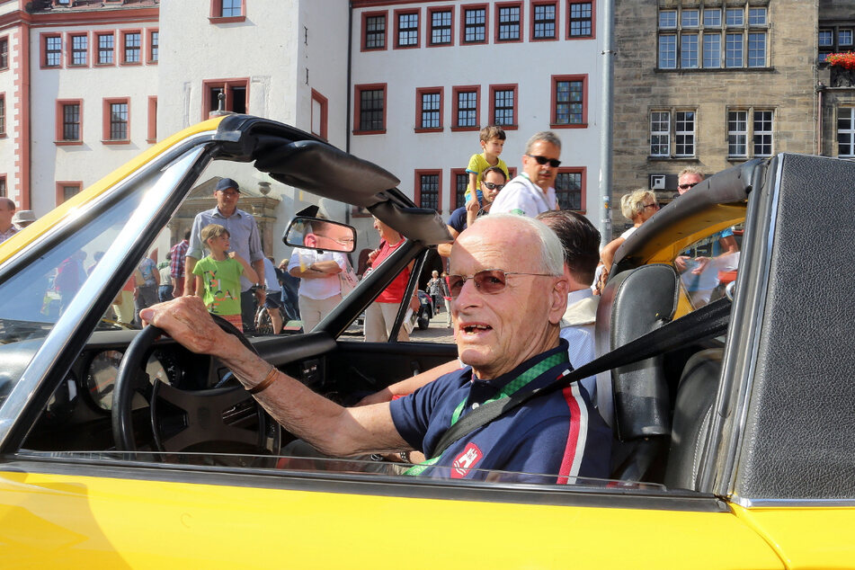 Benzin im Blut: Professor Hahn 2013 in Chemnitz bei der Oldtimer-Rallye "Sachsen Classic".