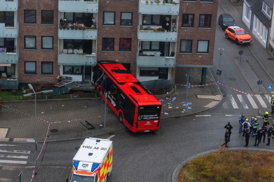 Der Bus kollidierte mit zwei Autos und krachte schließlich in die Wand.