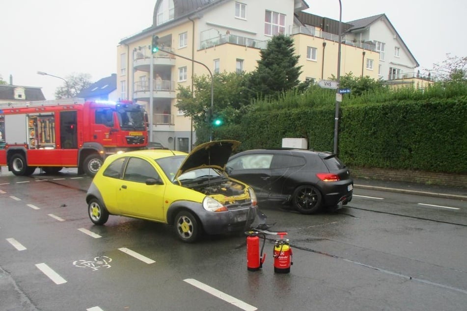 In Wermelskirchen (Rheinisch-Bergischer Kreis) sind am Montagabend vier Menschen bei einem Verkehrsunfall verletzt worden.