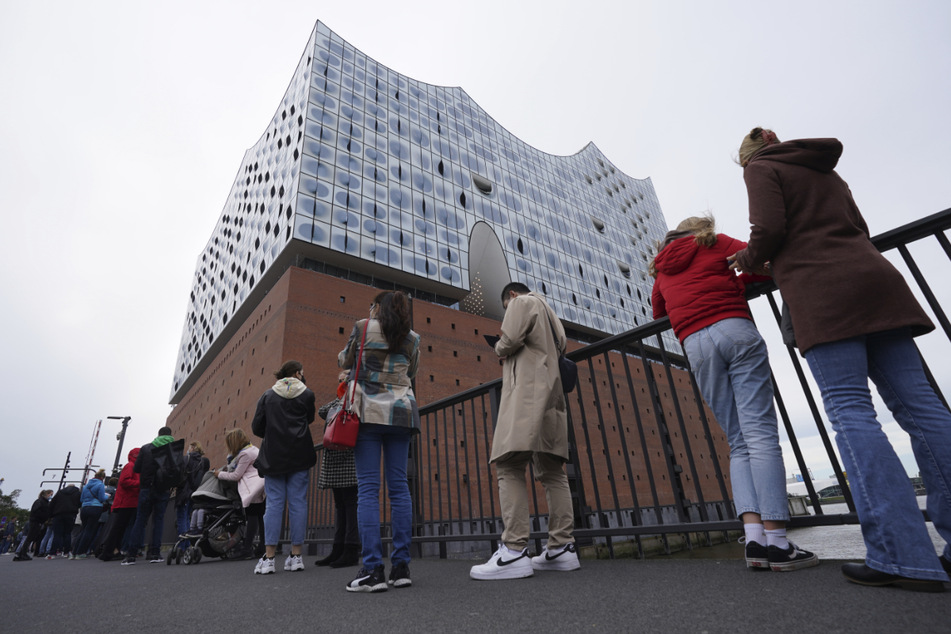 Vor der Elphi stehen zahlreiche Menschen für die Impfaktion an.