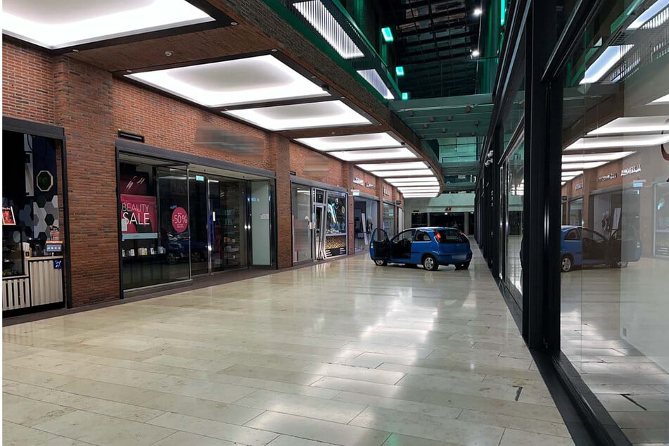 Mit einem Opel haben Einbrecher sowohl die Eingangstür des Einkaufszentrums als auch das Schaufenster eines Juweliergeschäfts geschrottet.