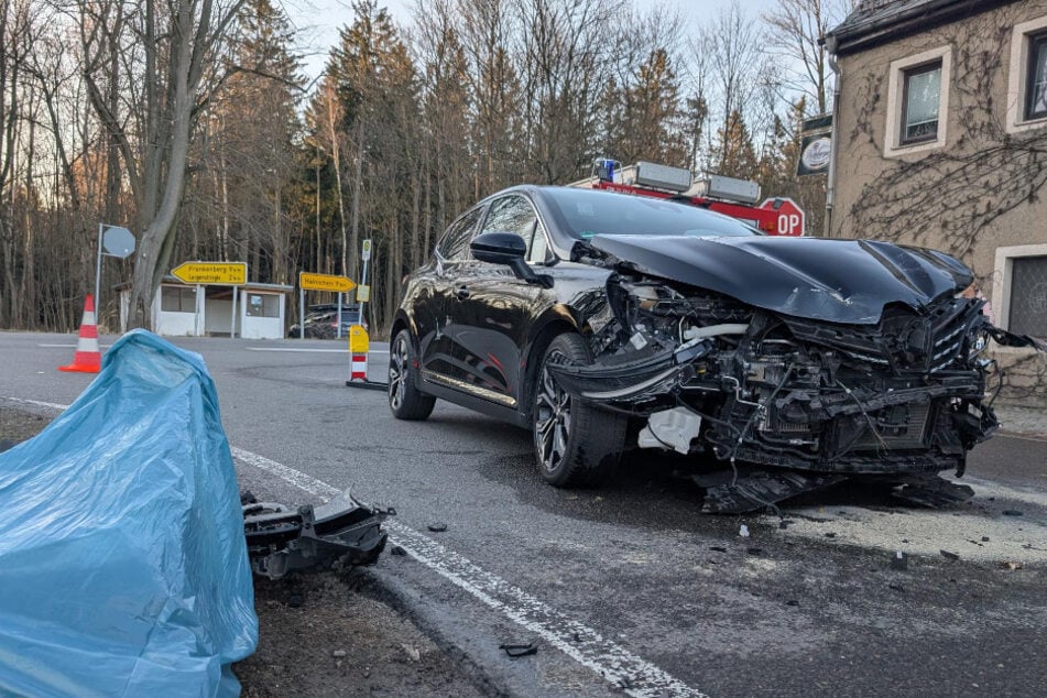 Am Renault sowie am Honda entstand hoher Sachschaden.