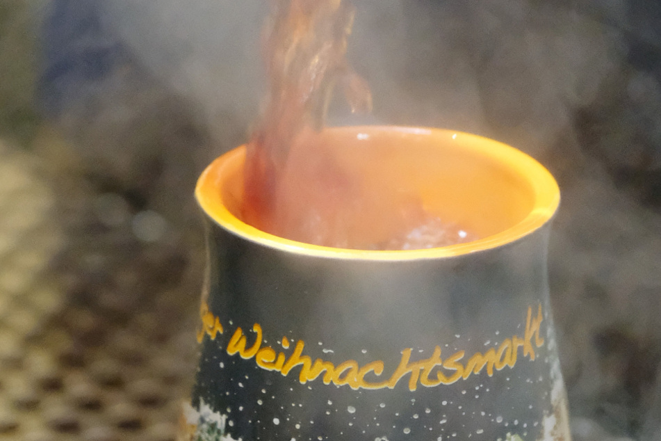 Steigen die Corona-Zahlen, gibt es Glühwein nur noch ohne "Schuss" (Archivbild).Freuen sich auf den Striezelmarkt am Terrassenufer: OB Dirk Hilbert (48, FDP) und der neue Chef der Weißen Flotte, Robert Straubhaar (59).