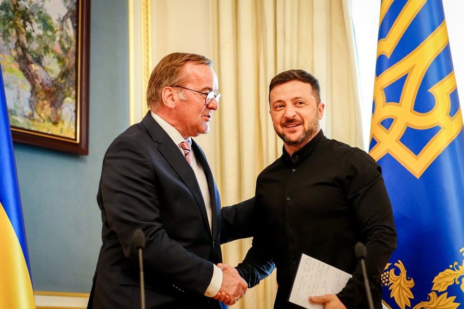 Boris Pistorius (65, l, SPD), Bundesminister der Verteidigung, und Wolodymyr Selenskyj (47), Präsident der Ukraine.