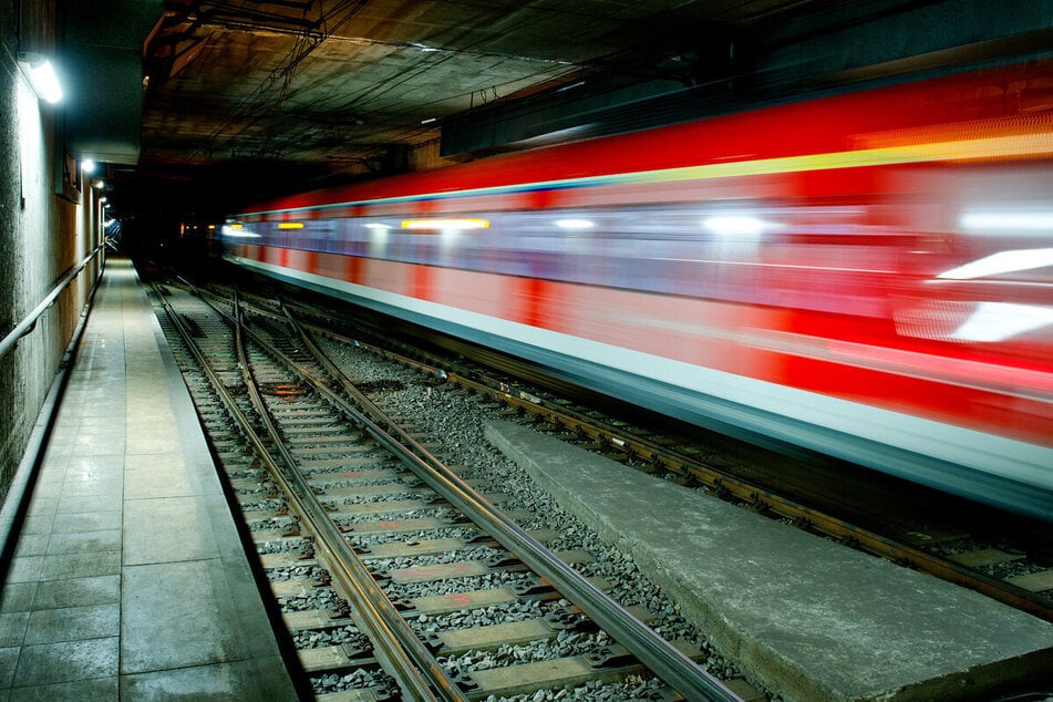 An der Frankfurter Hauptwache wurde am Montagmorgen eine S-Bahn wegen eines Polizeieinsatzes gestoppt. (Symbolfoto)