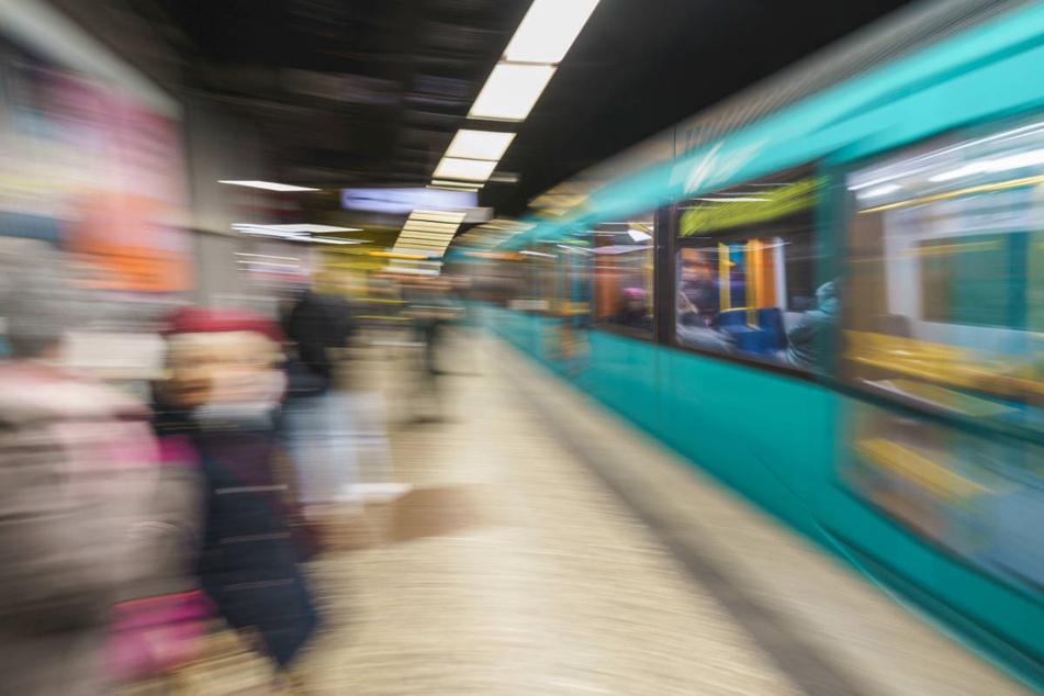 Eine U-Bahn fährt an Konstablerwache ab: Wegen des Personalmangels im ÖPNV wird das Angebot an städtischen Bussen und Bahnen bis zu den Sommerferien ausgedünnt.