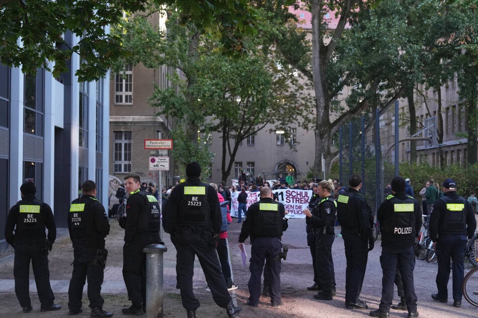 Die Polizei ist in der Spitze mit 150 Einsatzkräften vor Ort gewesen und musste auch Festnahmen vornehmen.