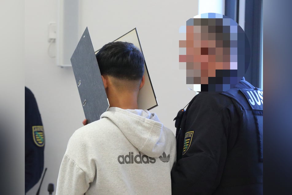 Der Angeklagte Majd A. (22) soll in der Bahn mit seiner Freundin gestritten haben. Als Rudat einschritt, eskalierte die Situation.