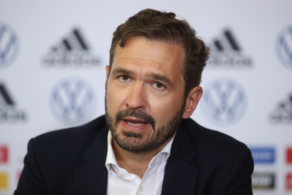 DFB-Generalsekretär Friedrich Curtius (45) spricht in der DFB-Zentrale bei einer virtuellen Pressekonferenz.