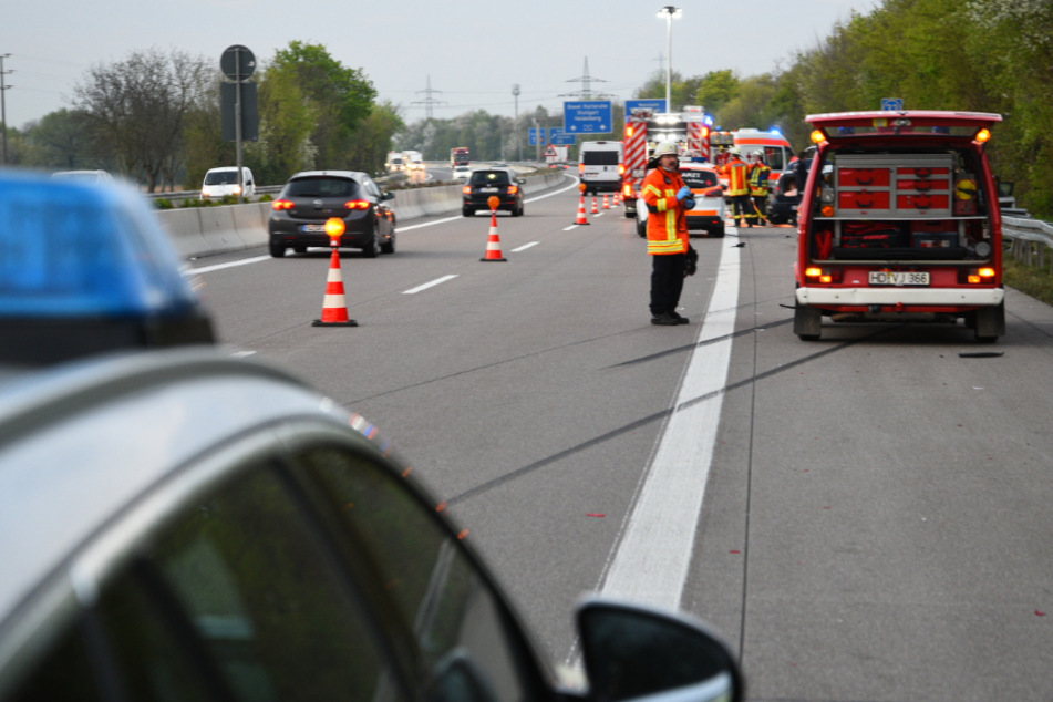 Feuerwehr und Polizei sind am Unfallort.