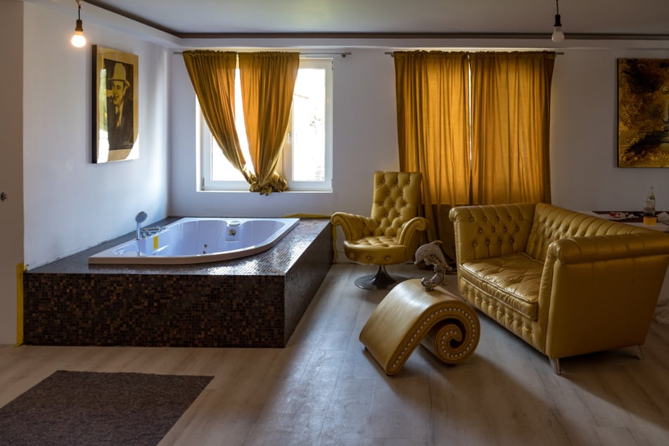 Ein Zimmer war schon zur Voransicht mit schweren Goldmöbeln und Badewanne eingerichtet.