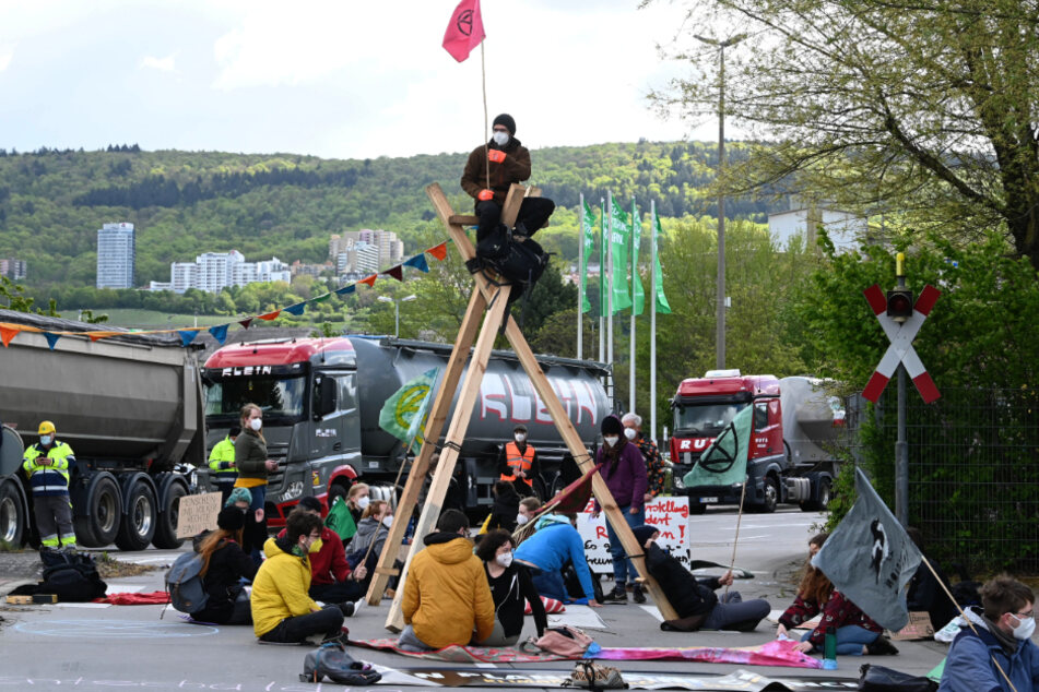 Etwa 60 Umweltaktivisten der Organisation "Extinction Rebellion" blockieren die Zufahrt zum Werkgelände von HeidelbergCement.