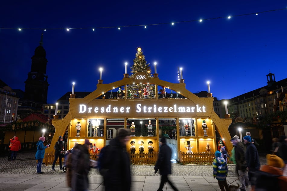 Fünfhundertneunzig! Ab dem heutigen Mittwoch öffnet mit dem Striezelmarkt einer der schönsten Weihnachtsmärkte der Welt endlich seine Tore.