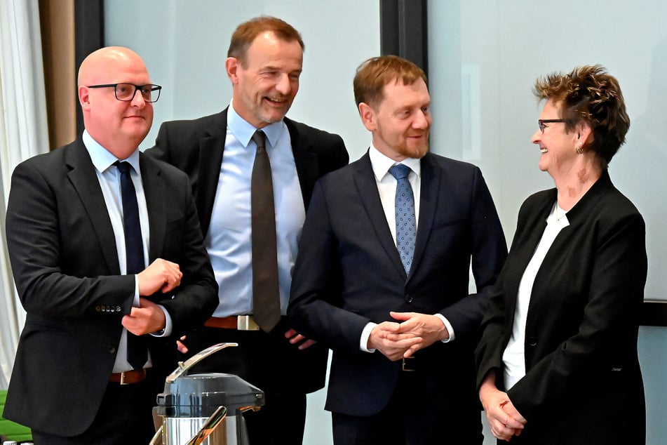 Sitzen seit Dienstag an einem Tisch: Henning Homann (45, SPD, v.l.), Jörg Scheibe (64, BSW), Michael Kretschmer (49, CDU) und Sabine Zimmermann (63, BSW). Ob die Sondierungen zu einer Koalition in Sachsen führen, ist offen.