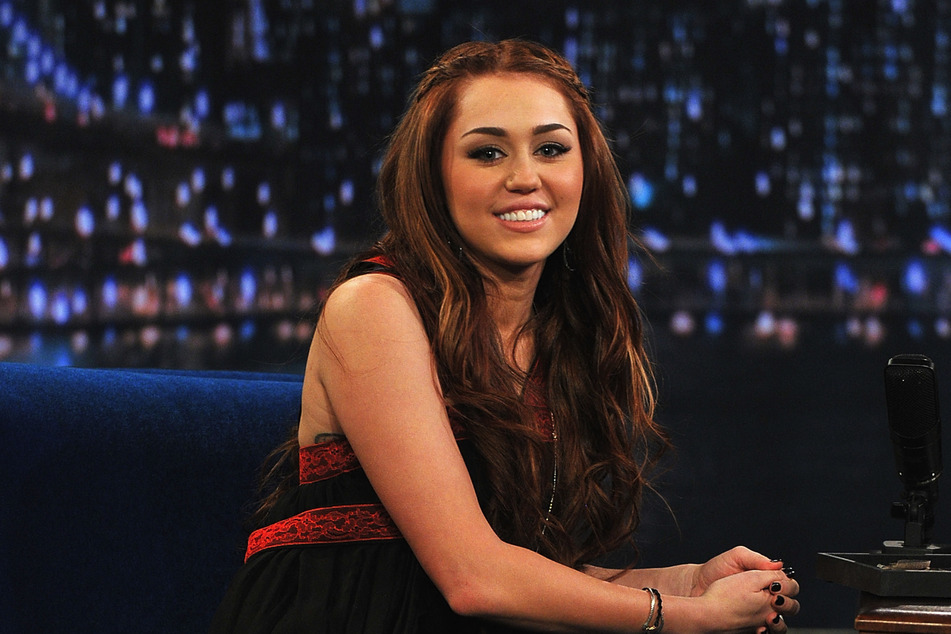 2011 trug Miley Cyrus ihre Haare lang, wellig und braun. Kehrt sie nun zu ihrem alten Style zurück?