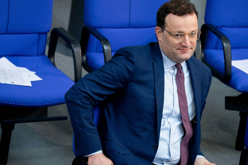 Jens Spahn (CDU), Bundesminister für Gesundheit, nimmt an der Sitzung im Deutschen Bundestag teil.