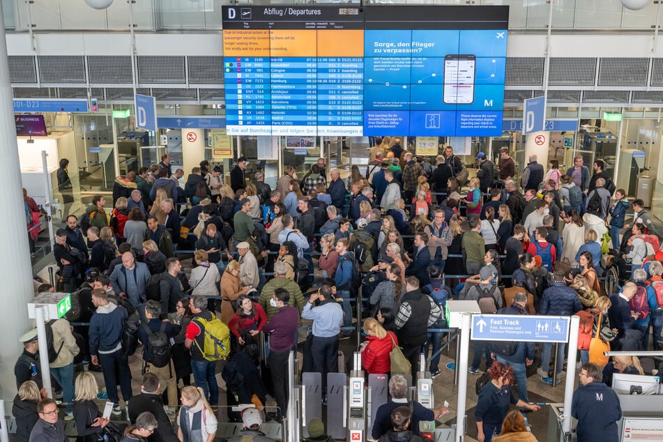 Lange Schlangen vor der Sicherheitskontrolle am Münchner Flughafen. Wegen Verspätungen laufen allein in Bayern Tausende Verfahren.