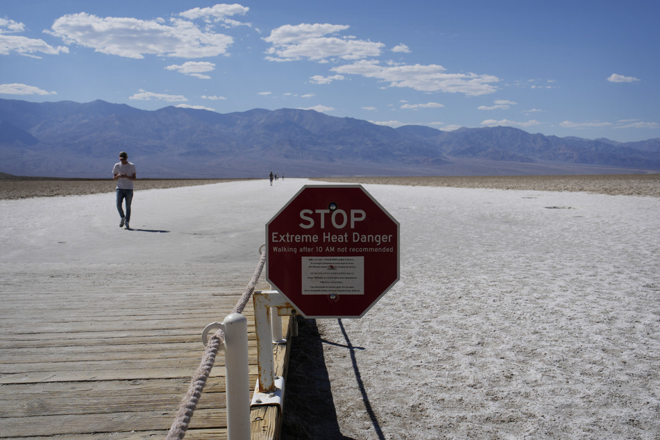Ein Schild warnt vor extremer Hitze im Badwater Basin im Death Valley National Park.