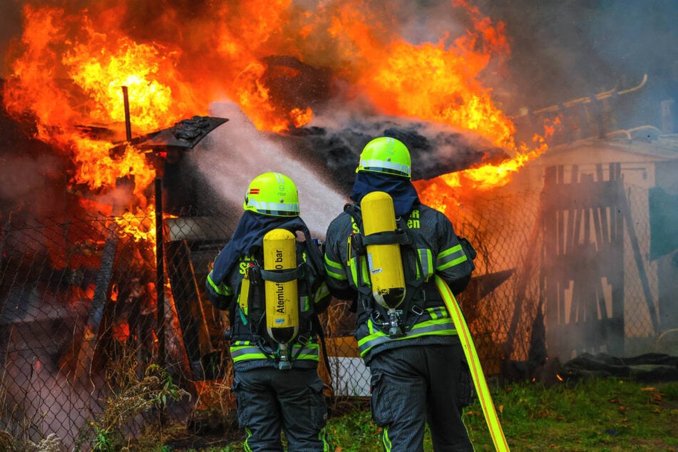 Die Feuerwehrleute konnten eine Ausbreitung auf weitere Parzellen verhindern.