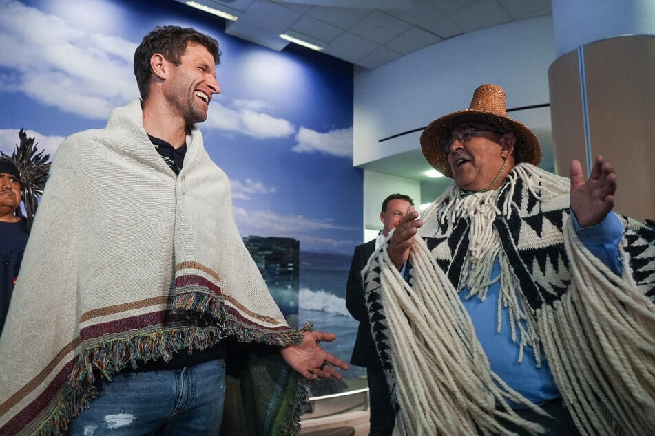 Import-Freude: Thomas Müller (35, l.) wurde in Kanada vom Häuptling der Musqueam First Nation, Wayne Sparrow, begrüßt.