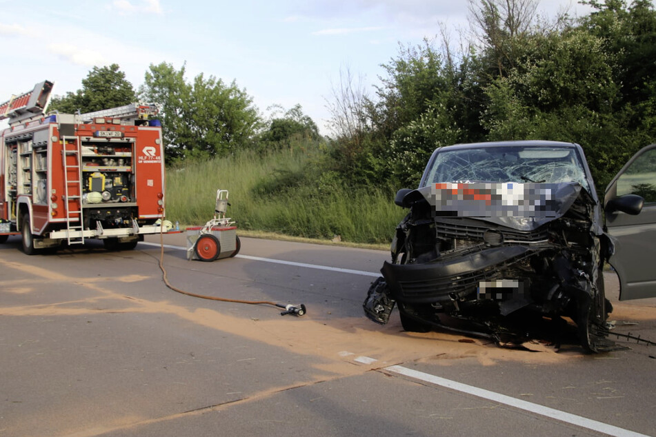 Laut Polizei waren zwei Kleintransporter sowie zwei Autos in den Unfall verwickelt.