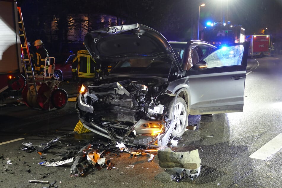 Die beteiligten Fahrzeuge waren nach der heftigen Kollision nicht mehr fahrbereit und mussten abgeschleppt werden.