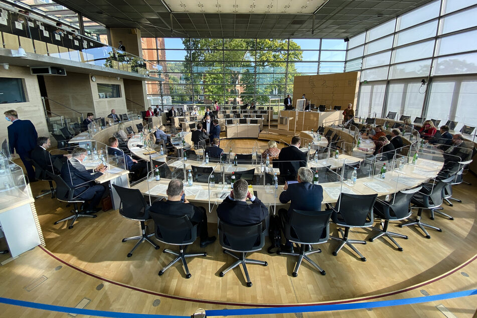 Abgeordnete sitzen während einer Sitzung des schleswig-holsteinischen Landtags im Plenarsaal.