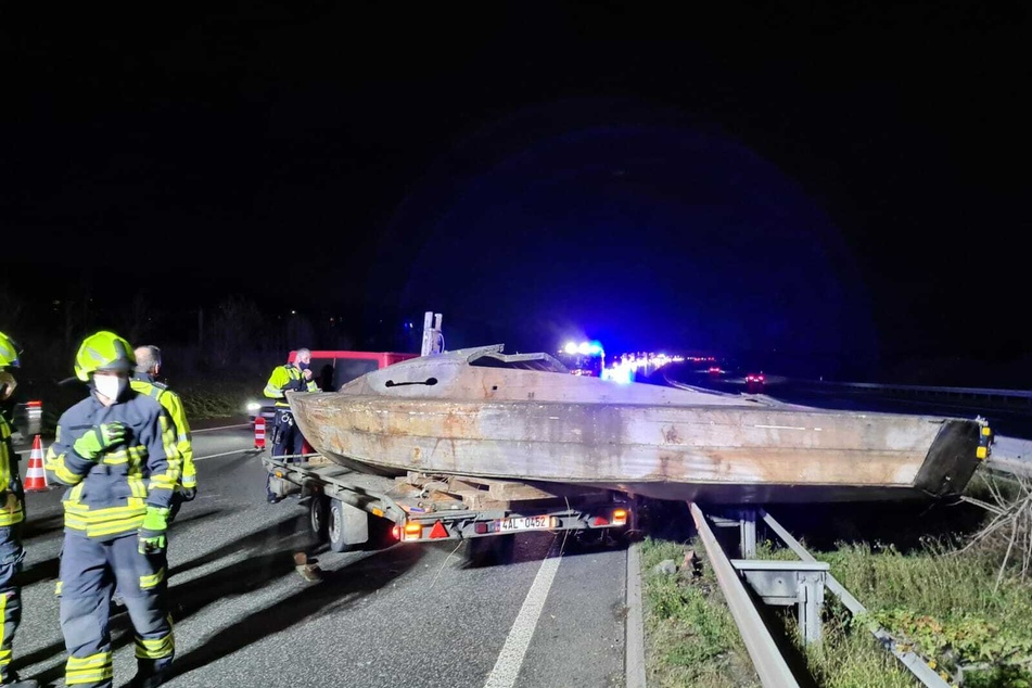 Das schlechte gesicherte Holzboot geriet auf die Mittelleitplanke und musste geborgen werden.