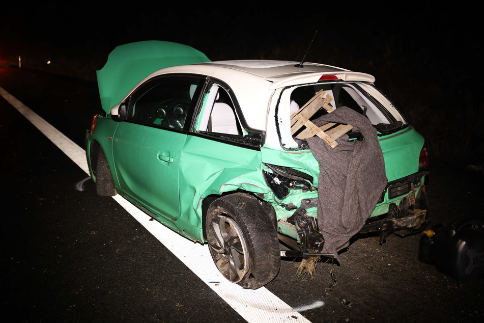 Der mintgrüne Renault wurde bei dem Zusammenstoß schwer beschädigt.