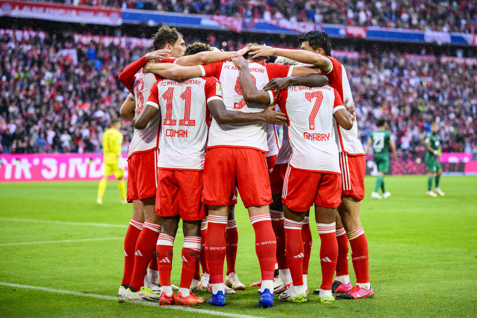 Ein Gegentor kurz vor Ende der regulären Spielzeit kostete den FC Bayern zwar die Tabellenspitze, trotzdem bejubelte der Rekordmeister einen souveränen Sieg.
