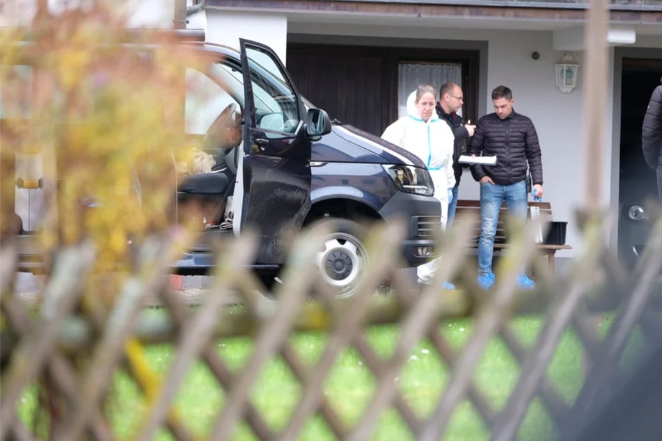 Im Haus im Hammelburg (Unterfranken) fanden die Beamten, wie zuvor per Notruf vom 81-Jährigen geschildert, die Leiche seiner Lebensgefährtin.