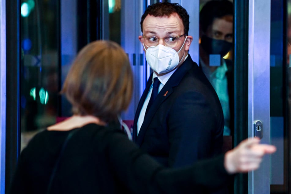 Jens Spahn (M, CDU) kommt zur Preisverleihung des Axel Springer Award.