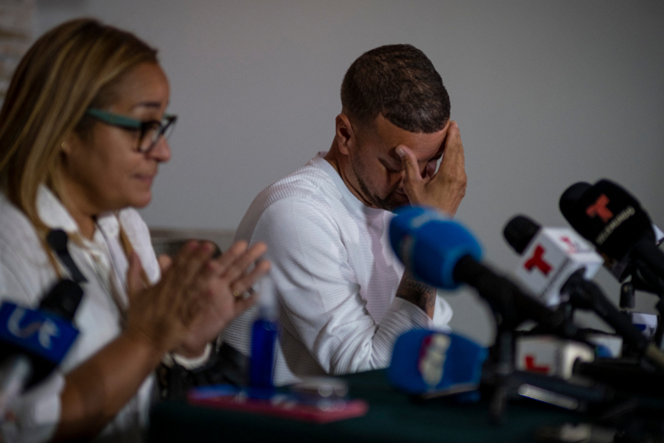 Die Eltern von Keishla Rodríguez Ortiz (†27), Jose Antonio Rodríguez (r.) und Keila Ortiz, bei einer Pressekonferenz nach dem Tod ihrer Tochter im Mai 2021.