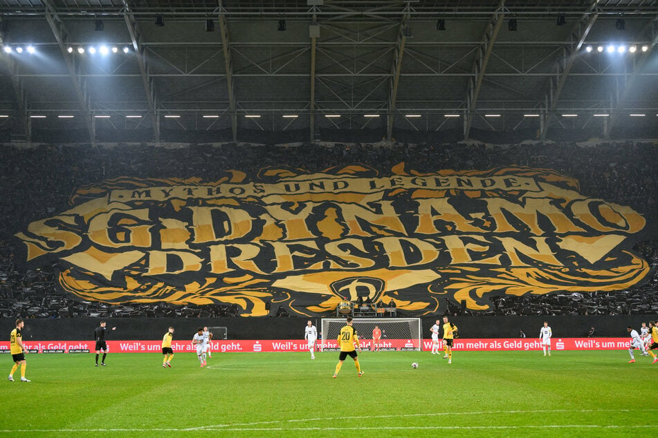 Die Dynamo-Fans sorgten vor dem Anpfiff für Gänsehaut - ganz ohne Pyrotechnik.