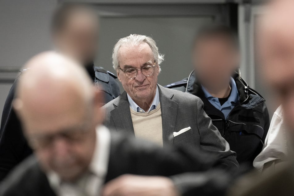 Heinrich XIII Prinz Reuß vor dem Oberlandesgericht Frankfurt am Main.