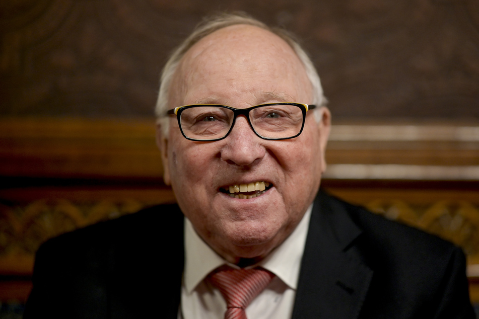 Fußball-Idol Uwe Seeler ist 28 Tage nach einer Hüftoperation wieder zu Hause.