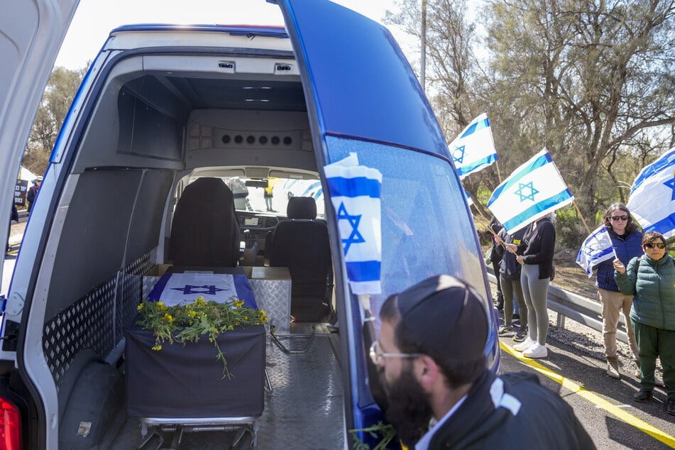 Trauernde versammelten sich um das Auto mit dem Sarg der ehemaligen israelischen Geisel.