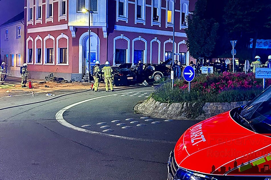 In einem Kreisverkehr kamen die beiden Autos von der Fahrbahn ab und krachten geradewegs in eine Hauswand. Einer der Insassen überlebte den Aufprall nicht.