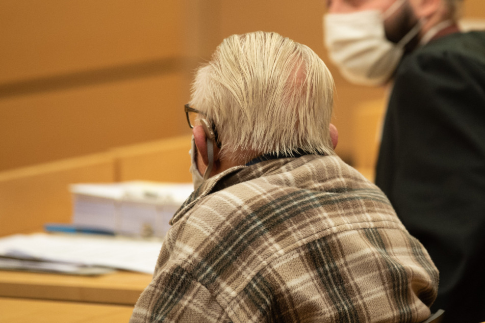 Der Angeklagte (l.) sitzt neben seinem Anwalt Norman Jacob.
